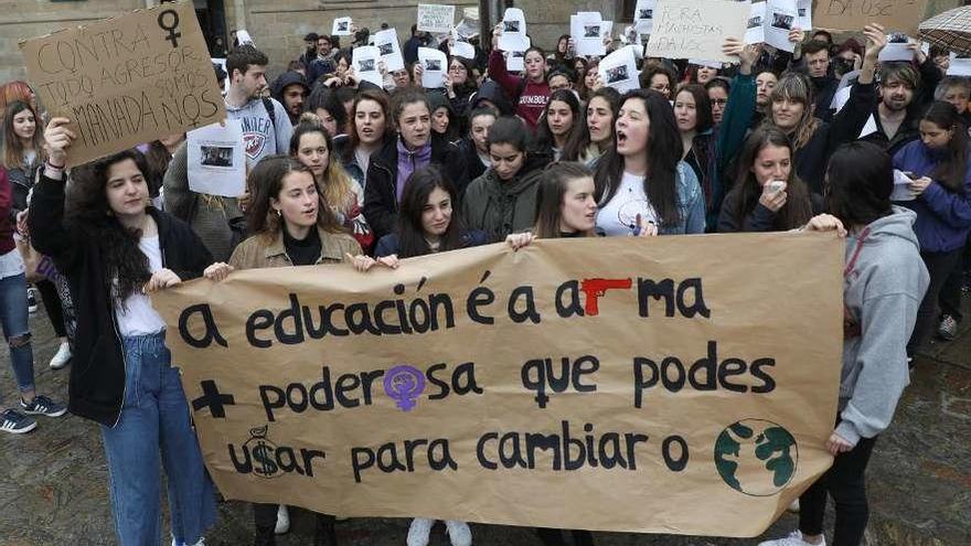 Protesta de alumnos para exigir la inhabilitación de Méndez Naya, el lunes, en Santiago.