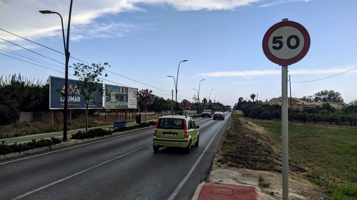 Señal de 50 km/h en la carretera del Puerto de Burriana.