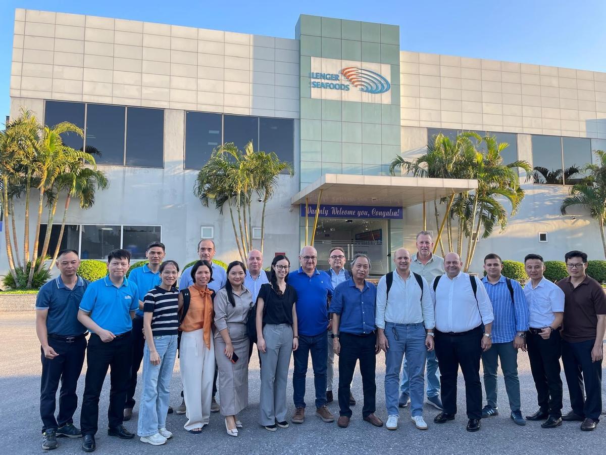 El director general de Congalsa, Luis Miguel Simarro, cuarto por la derecha, con personal de la empresa vietnamita adquirida por su compañía.