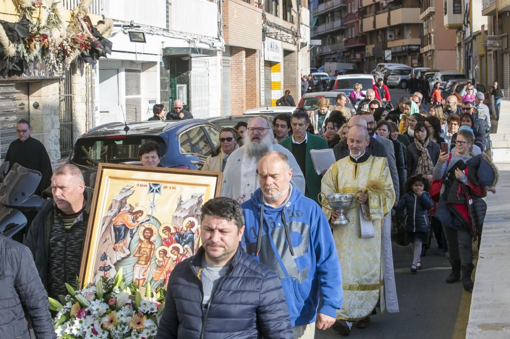 Los ortodoxos celebran en Alicante el bautismo de Jesús con la bendición del mar y con el rito de nadar en busca de la cruz