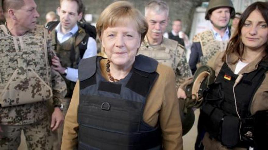 Merkel durante su visita a una base alemana.