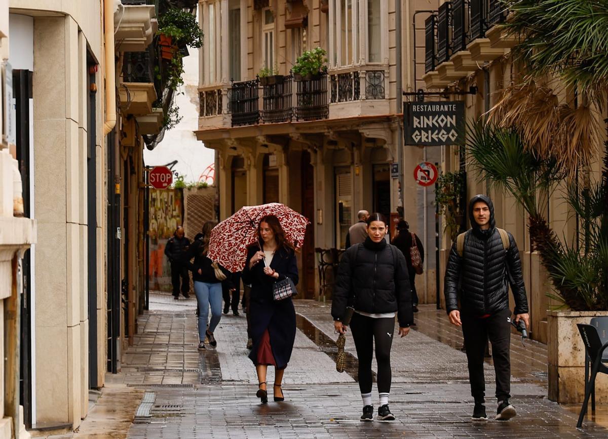 Lluvia ayer al mediodía en la ciudad de València.