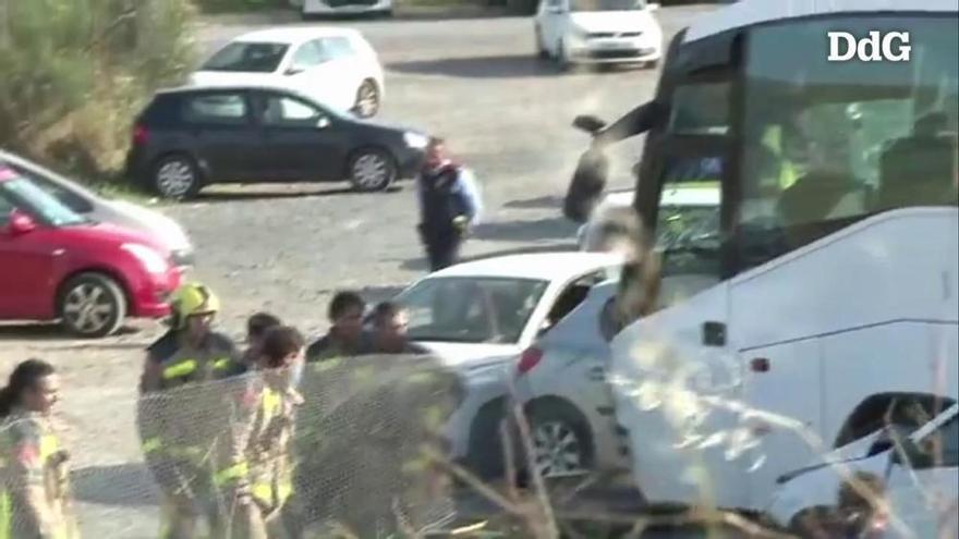 Tretze menors i tres adults han resultat ferits lleus aquest dilluns a la tarda en desfrenar-se un autobús escolar a Esplugues de Llobregat