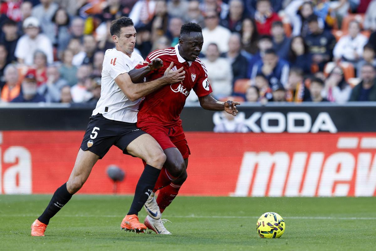 El defensa del Valencia César Térrega y el delantero del Sevilla Akor Adams, durante el partido de la jornada 15 de LaLiga EA Sports entre el Valencia y el Sevilla, en el estadio de Mestalla en Valencia.-EFE/ Kai Forsterling. (vALENCIA) (SEVILLA)