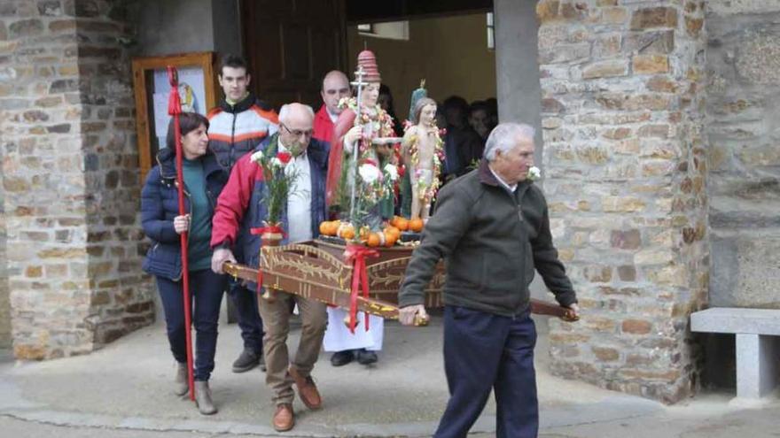 Los devotos sacan en procesión a los mártires Fabián y Sebastián por las calles de Valer de Aliste.