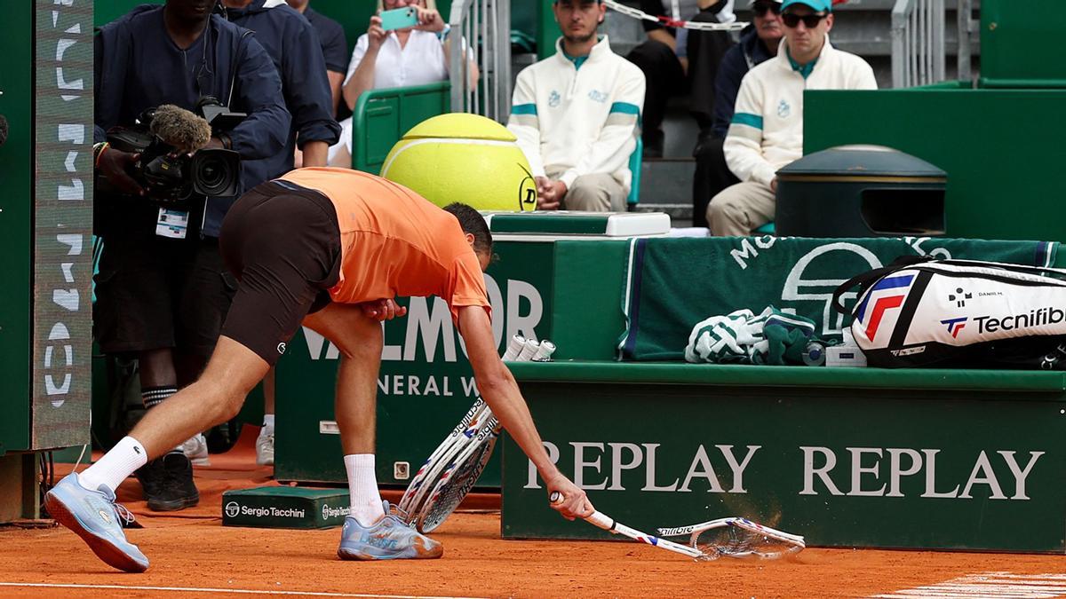 El ruso Daniil Medvedev golpea su raqueta contra la arcilla mientras juega contra el italiano Matteo Berrettini durante el partido de dieciseisavos de final del torneo ATP Masters Series de Montecarlo