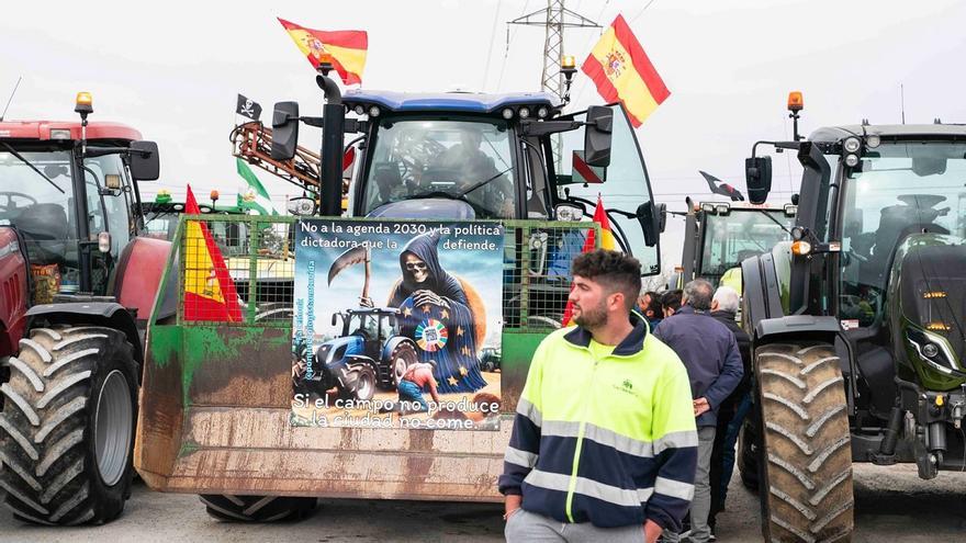 Una marcha lenta de tractores en Espiel alarga las protestas por la situación del campo