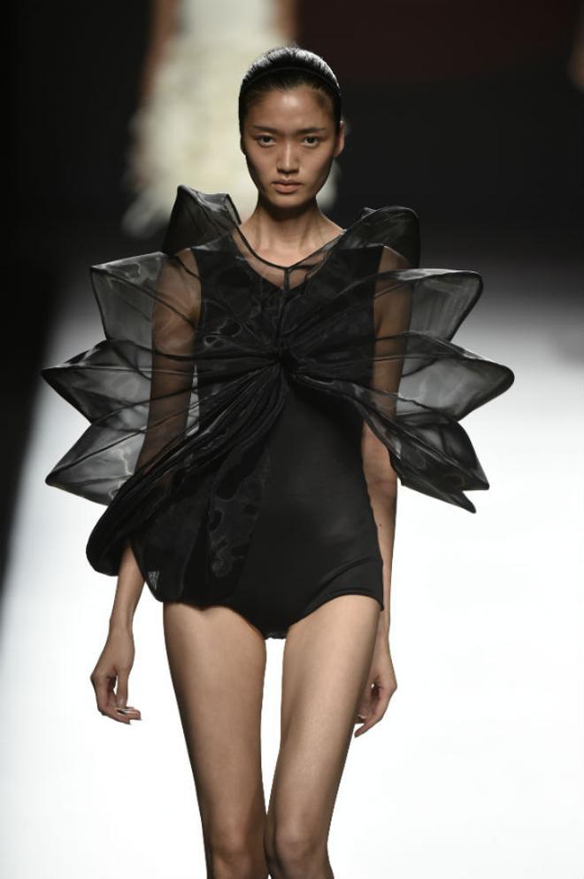 Desfile de la colección primavera-verano 2017 de Amaya Arzuaga en MBFWM: geometrías