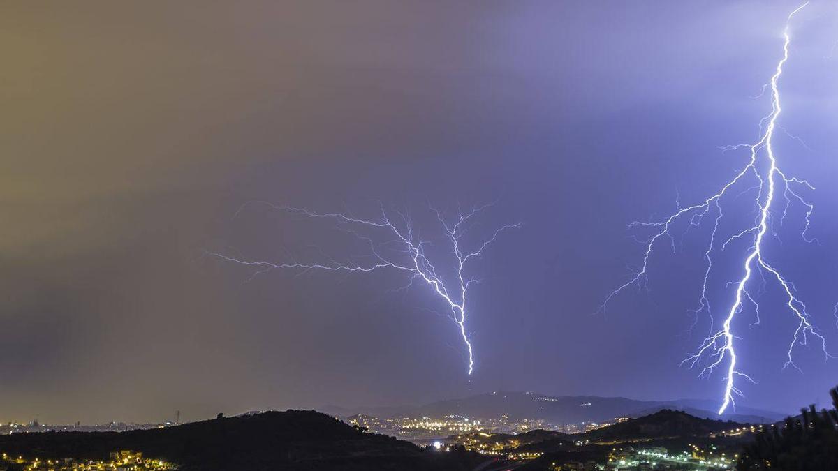 Rayo tierra-nube desde la torre de Collserola, Barcelona.