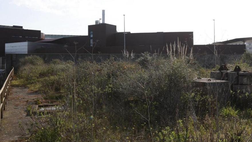 Parte de la franja de terreno en el antiguo astillero Naval cuya cesión reclama el Ayuntamiento a la Autoridad Portuaria. Al fondo, el edificio del Acuario. | ÁNGEL GONZÁLEZ
