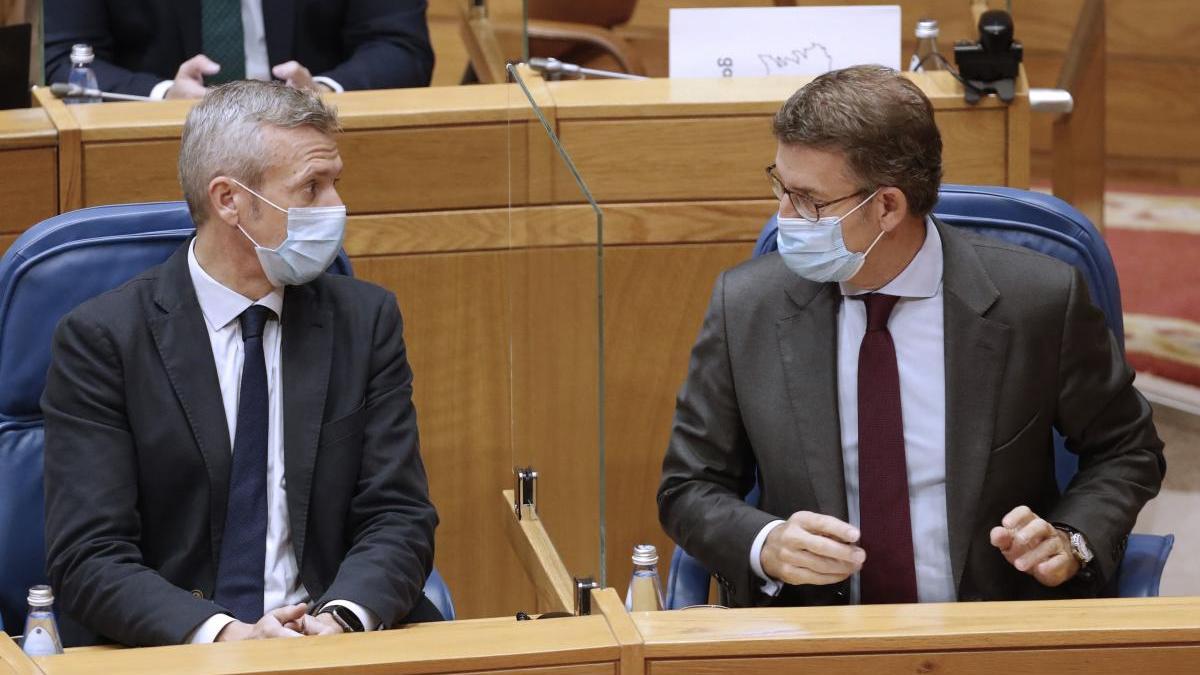 Alfonso Rueda y Alberto Núñez Feijóo, hoy, en el Parlamento gallego.