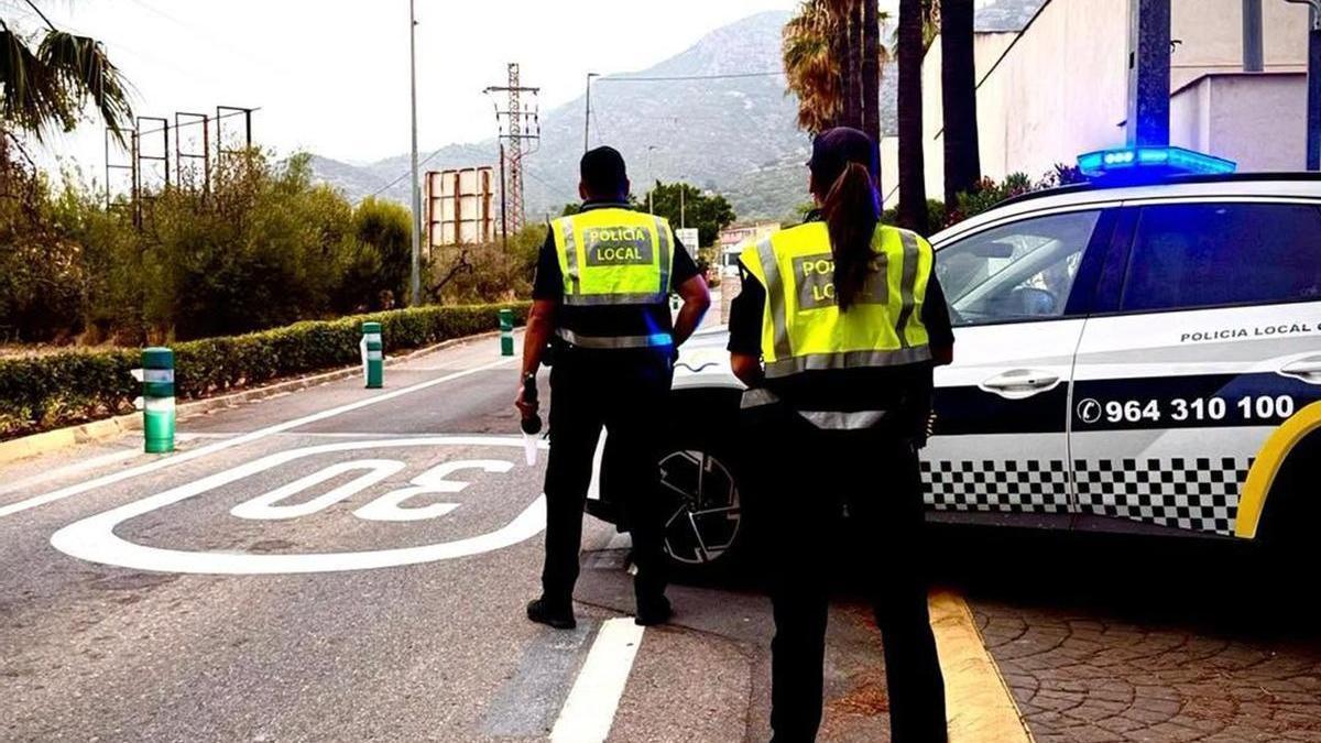 Dos agentes de la Policía Local de Orpesa, durante un control.