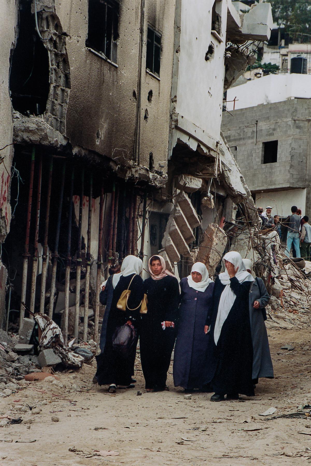 El 3 de abril, fuerzas del Tzáhal irrumpieron violentamente en el antiguo campo de refugiados de la ciudad cisjordana de Yenín. Los carros de combate israelíes arrasaron con todo. En dos meses, según los registros del hospital de la ciudad, murieron 52 palestinos. Durante los ataques, que duraron quince días, más de 150 edificios fueron destruidos, dejando a cientos de familias sin hogar. (Yenín, Territorios Palestinos Ocupados, 2002).