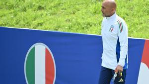 Spalletti, el seleccionador italiano, en el entrenamiento previo al duelo de octavos de final con Suiza en Berlín.