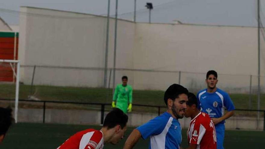 Fradejas conduce el balón.