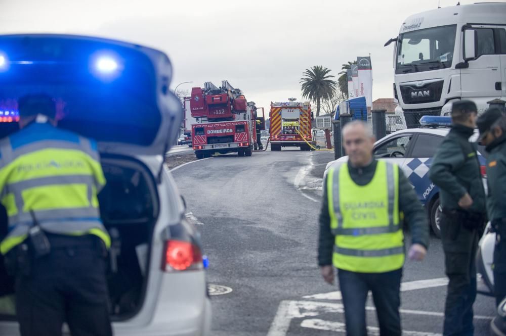 Bomberos del parque comarcal y efectivos de emergencias de Oleiros apagan un fuego en una nave de la compañía MAN situada junto a la Nacional VI - El fuego calcinó un camión y afectó a otros dos.