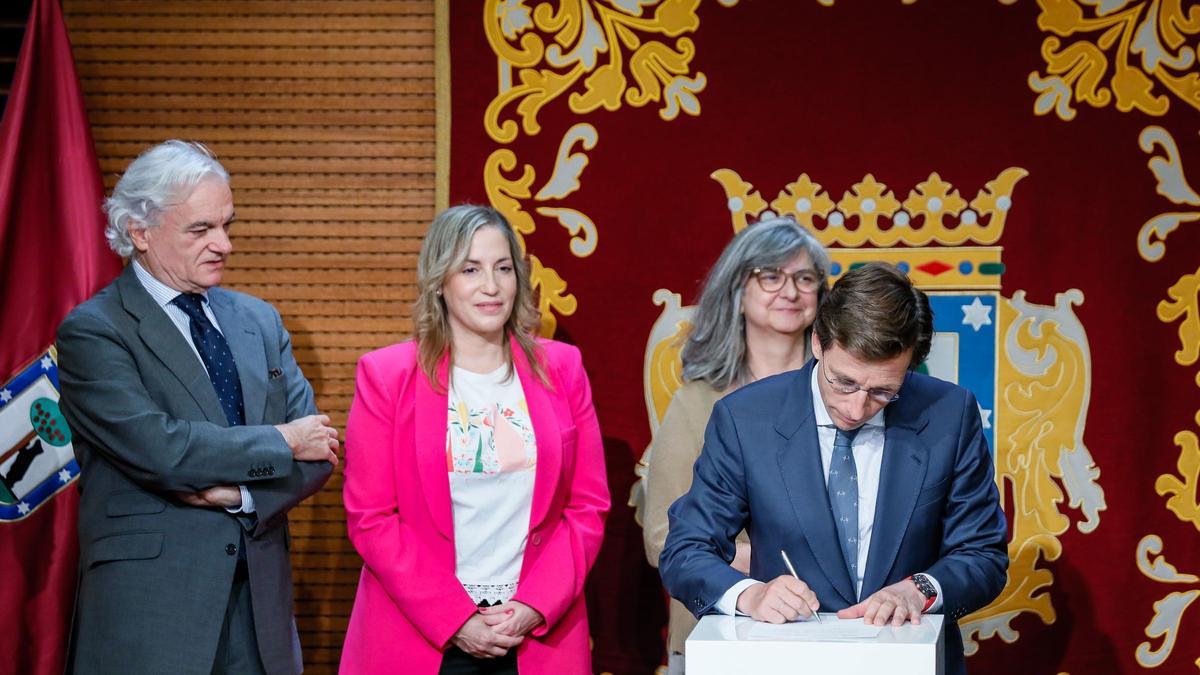 El alcalde de Madrid, José Luis Martínez-Almeida, con Miguel Garrido (CEIM), Marina Prieto (UGT) y Paloma López (CCOO).