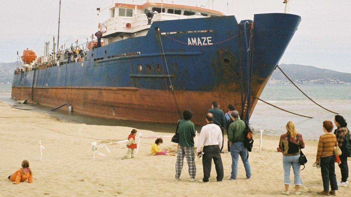 La presència del vaixell mercant Amaze a la platja de Sant Pere Pescador va atraure molts curiosos.