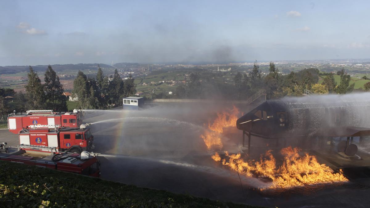 Un simulacro de fuego en el centro de Veranes.