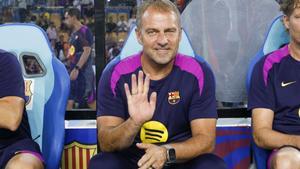 Hansi Flick saluda antes del tercer partido de la pretemporada del equipo azulgrana, ante el Daegu coreano, este lunes en Seúl.