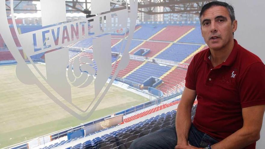 Manolo Salvador, en el Ciudad de Valencia, durante su etapa como director deportivo del Levante.