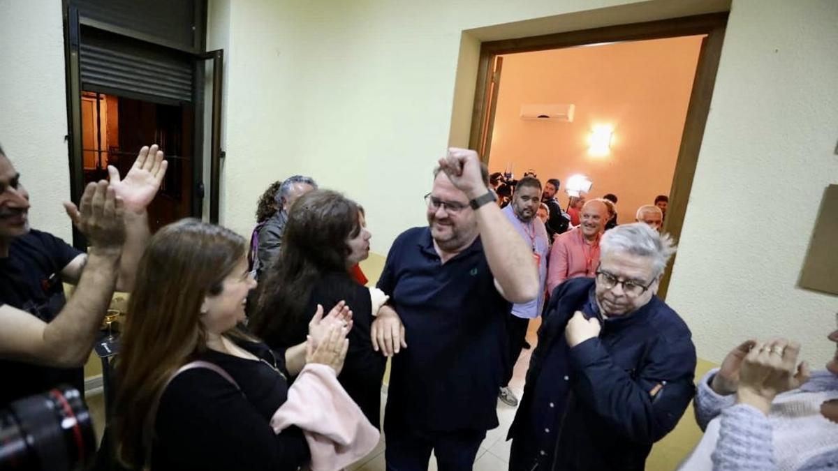 Osuna celebra la victoria en las elecciones, en la sede local del PSOE en Mérida.