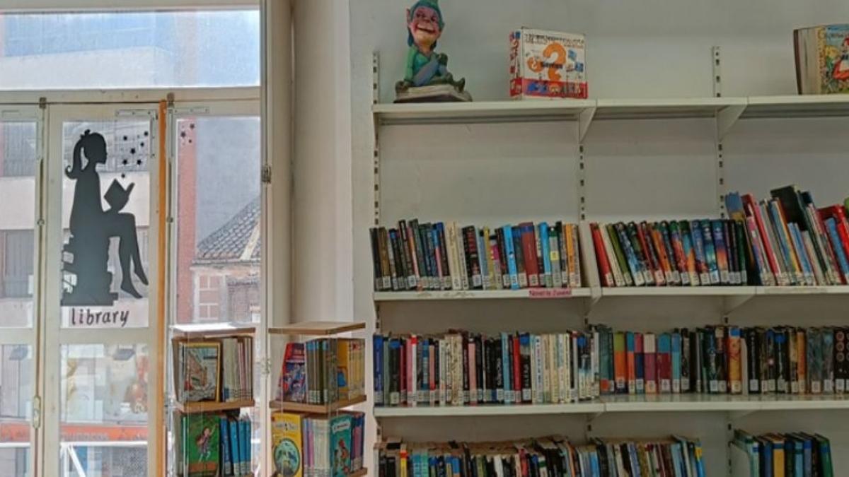 Imagen de archivo de un espacio con libros de diversa temática la zona juvenil de la biblioteca municipal de Burriana.
