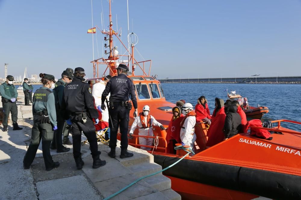 Guardia Civil, Cruz Roja y Salvamento Marítimo han puesto en marcha el protocolo para recepcionar a 24 personas rescatadas en el mar y que ocupaban una patera. 20 hombres y cuatro mujeres