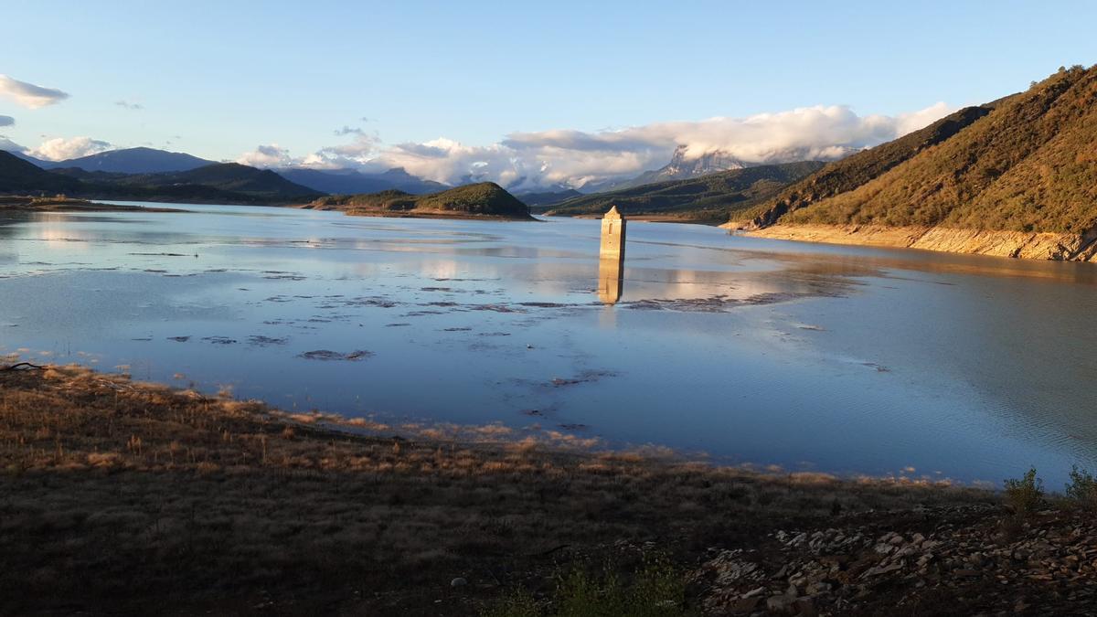 Embalse de Mediano este fin de semana después del paso de la borrasca .