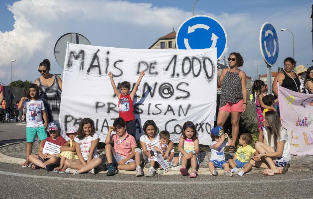 Más de un centenar de vecinos de Coruxo se echaron a la calle para reivindicar el puesto de pediatra // Cristina Graña