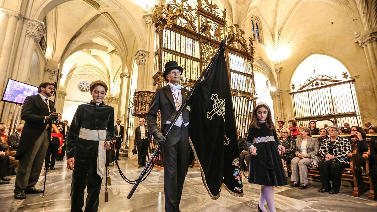 SEMANA SANTA EN ORIHUELA | Procesión del Santo Entierro, conocida como la del Caballero Cubierto, en 2017.