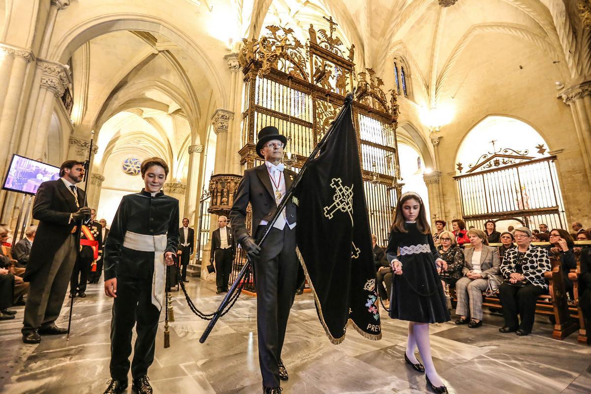 SEMANA SANTA EN ORIHUELA | Procesión del Santo Entierro, conocida como la del Caballero Cubierto, en 2017.