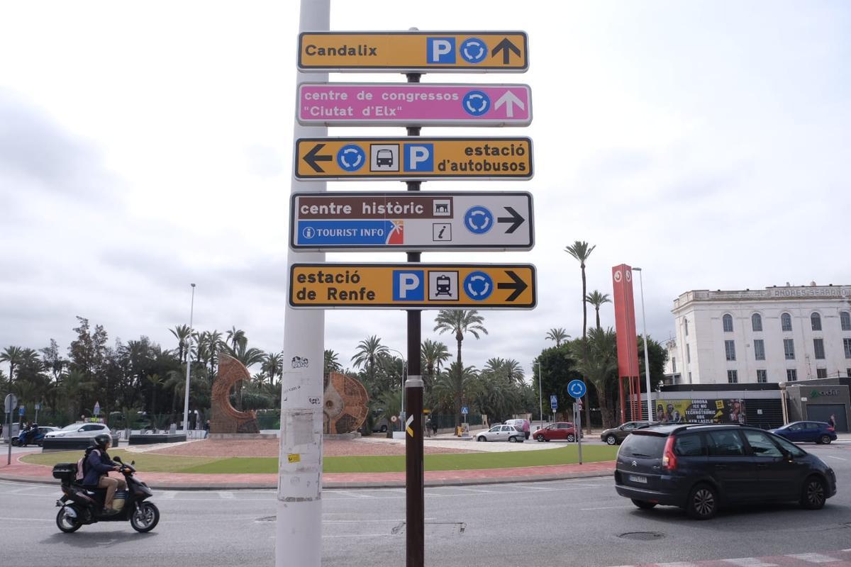 Señales solo en valenciano frente a RENFE