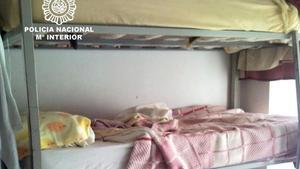 Vivienda intervenida en una operación de la Policía Nacional para liberar a mujeres obligadas a prostituirse en un piso de alquiler.