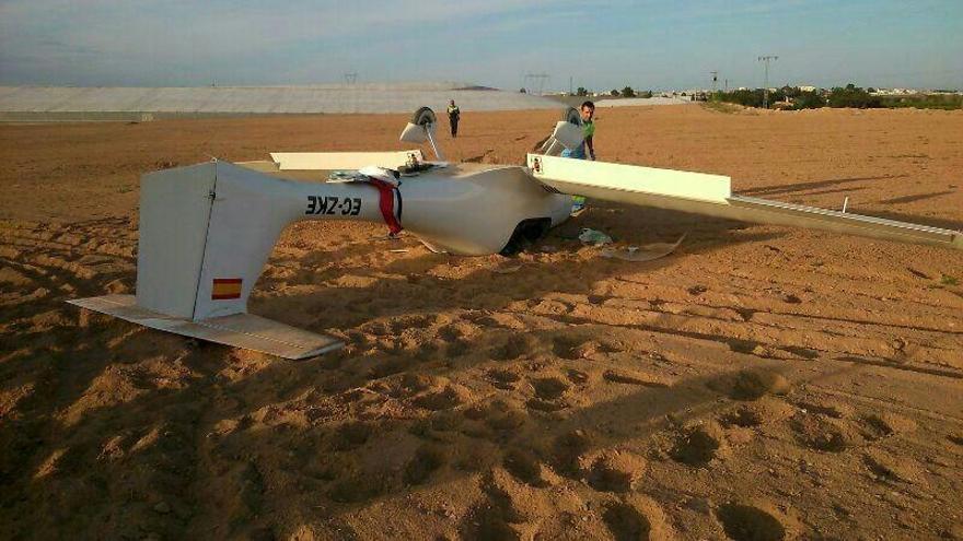 Una avioneta vuelca tras aterrizar de emergencia en Pilar de la Horadada