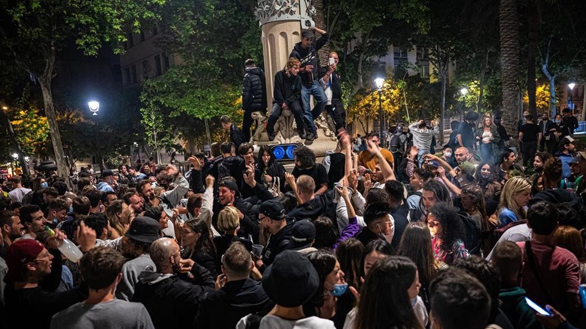 Barcelona 08 05 2021 Sociedad  Ambiente tras el final del toque de queda  Reportatge amb Elisenda Colell  Ambiente masivo en arc de triomf frente a la pasividad de la guardia urbana   Los jovenes bailan al ritmo de la musica  AUTOR  MANU MITRU