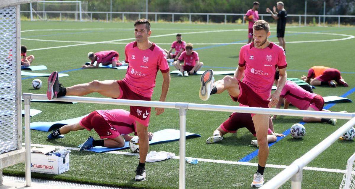 Charles y Seoane estirando tras un entrenamiento de esta temporada.