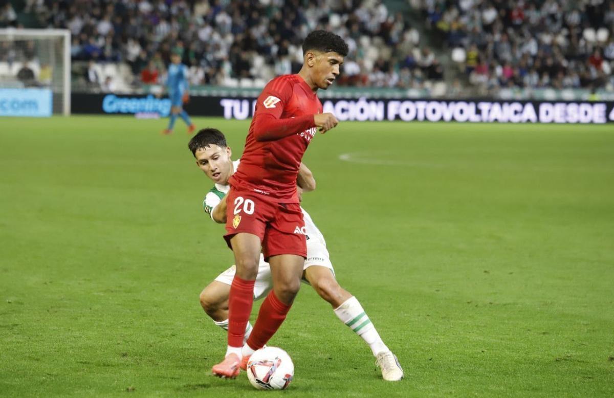 Adrián Vázquez pugna por el esférico durante el Córdoba CF-Zaragoza de la primera vuelta.