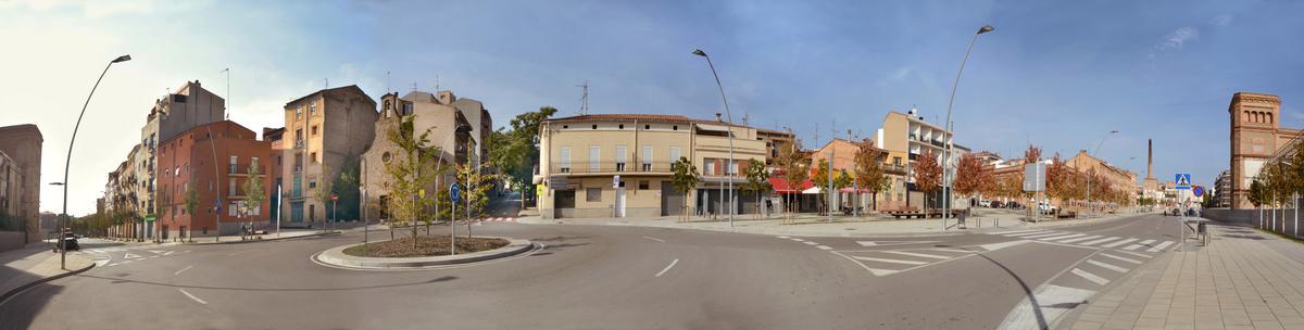 Vista de la Via Sant Ignasi, la reformada plaça del Remei i els dos costats de la Fàbrica Nova