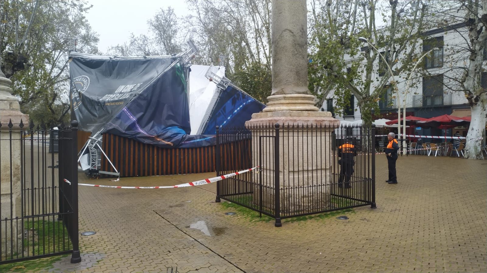 Imágenes del desplome de una carpa en la Alameda en Sevilla