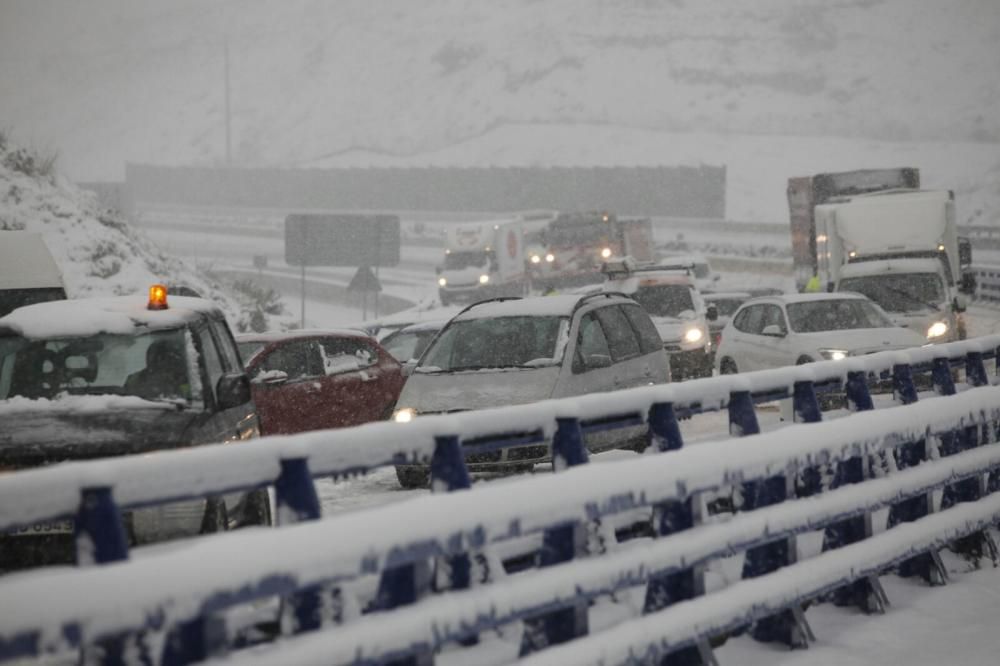 La nieve dificulta la circulación en Alcoy