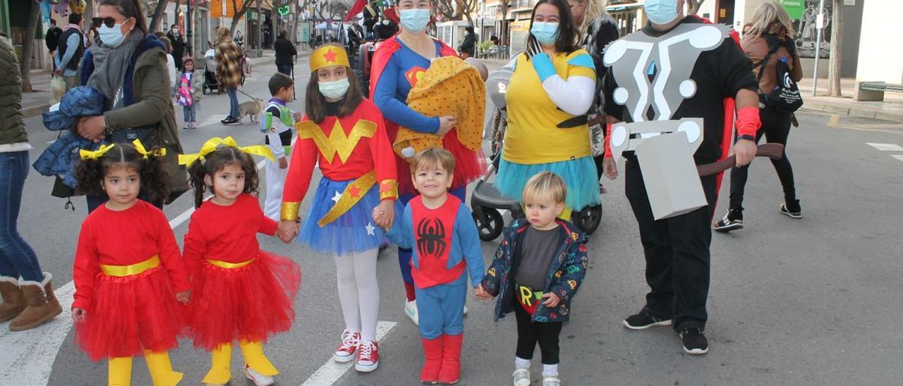 Los niños participaron ayer en el desfile de disfraces infantil que había programado en la penúltima jornada festiva.