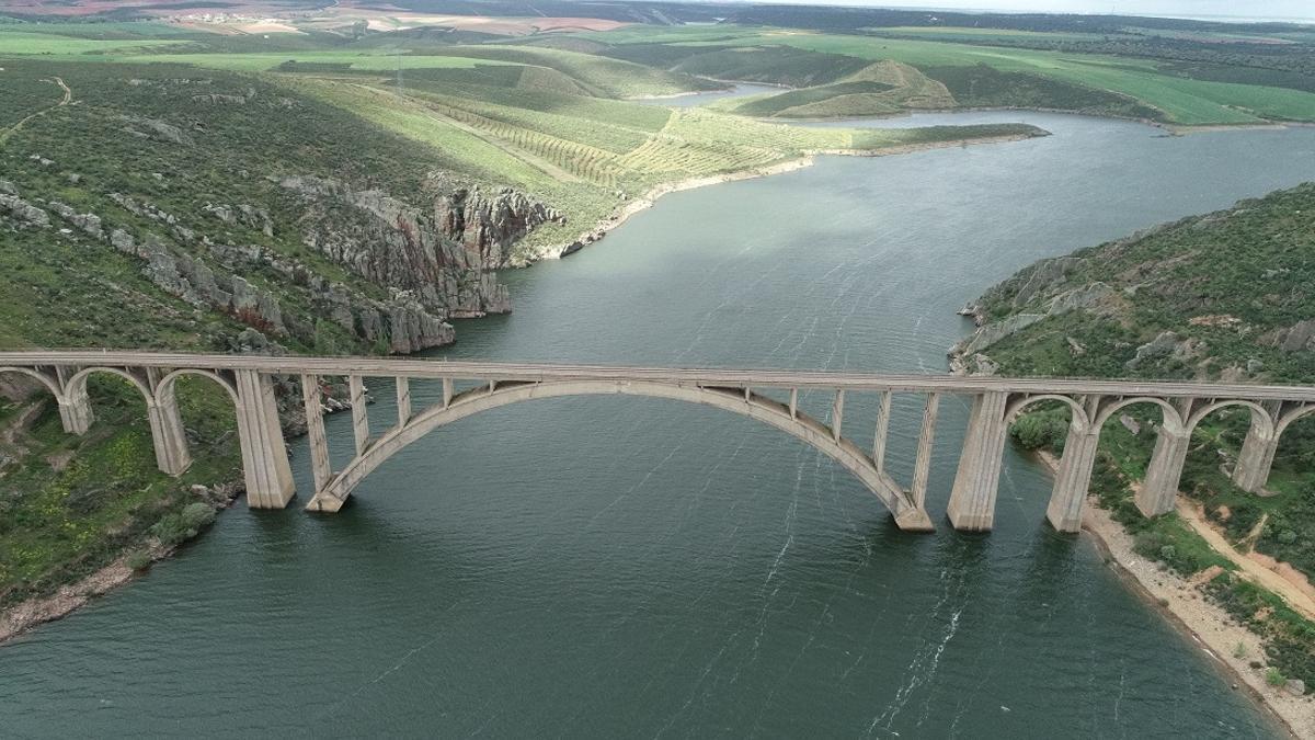 Viaducto Martín Gil, que será rehabilitado por Adif