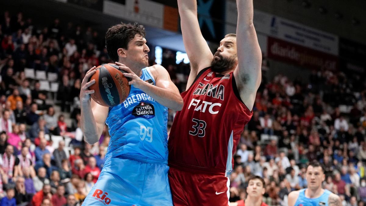 Marc Gasol trata de frenar una acción de Nakic, en el partido en Fontajau