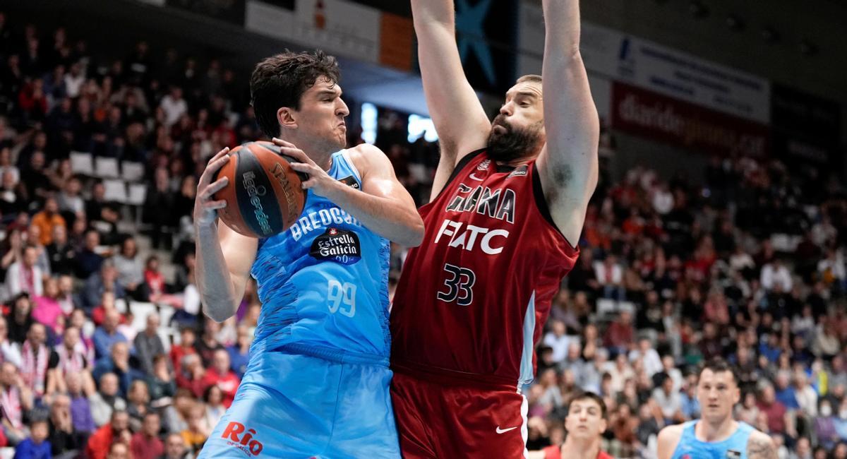 Marc Gasol trata de frenar una acción de Nakic, en el partido en Fontajau