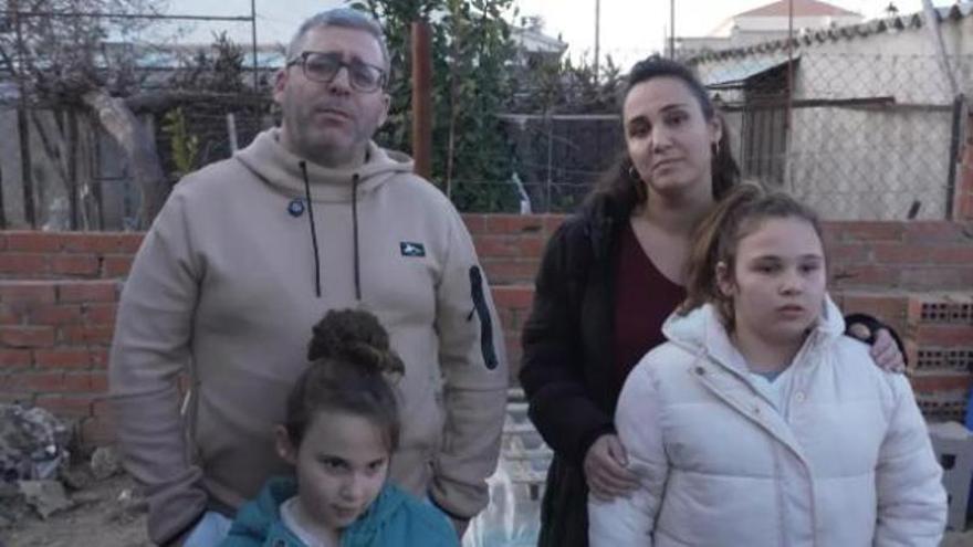 Quan comprar una casa sembla impossible: el cas d'un pare que es construirà un habitatge amb contenidors i tutorials de YouTube