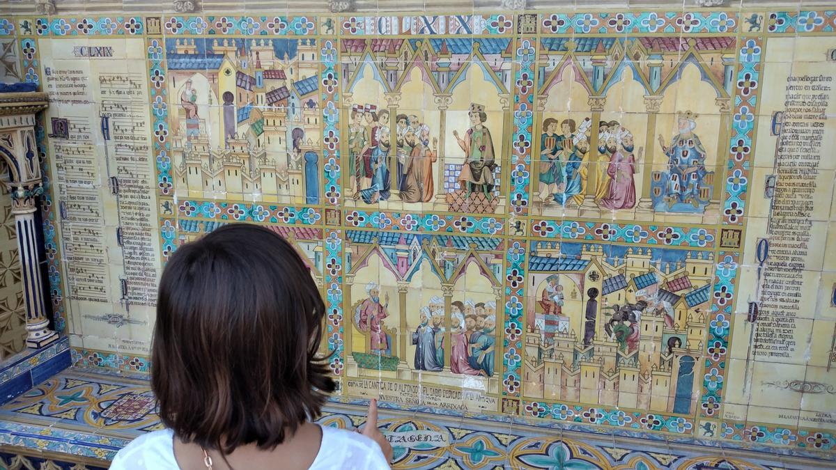 . Azulejo de Murcia de la Plaza de España de Sevilla con la copia de la Cantiga que Alfonso X el Sabio dedicó a Nuestra Señora de la Arrixaca, antigua Patrona de Murcia.