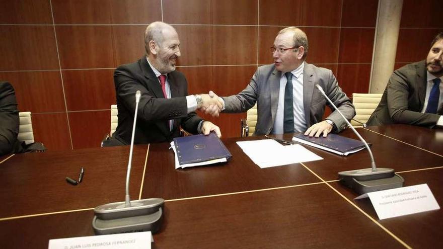 Juan Luis Pedrosa y Santiago Rodríguez Vega, ayer, estrechando sus manos tras la firma del contrato.