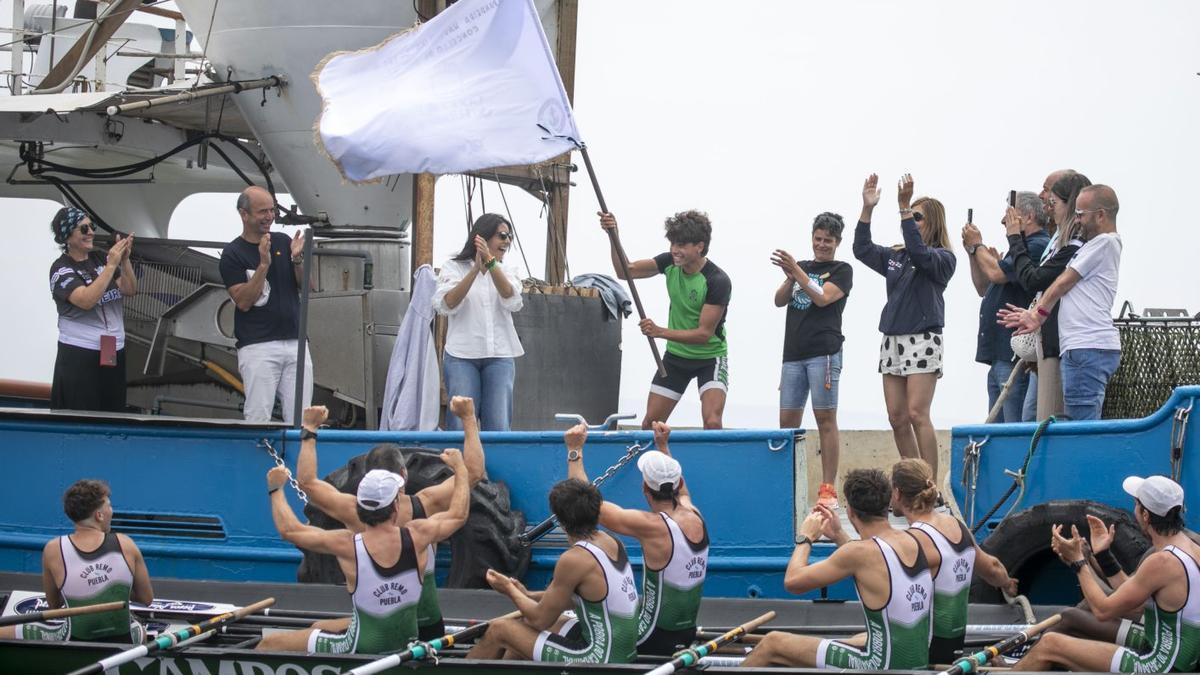 Celebración de los remeros de Puebla. | LIGA GALEGA DE TRAIÑEIRAS