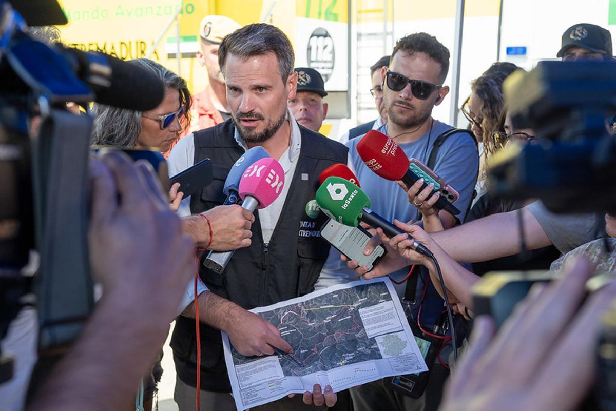 El vicepresidente y consejero de Presidencia, Interior y Emergencias, Abel Bautista, explica la evolución del incendio de Las Hurdes.